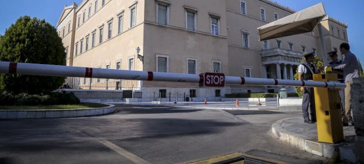 «Τύφλα» στο μεθύσι ο άνδρας που εισέβαλε με ΙΧ στη Βουλή -Γιατί δεν κατάφερε να τον σταματήσει η ΕΛ.ΑΣ.